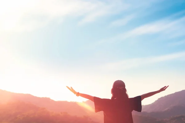 Kopie Raum der Frau heben die Hand oben auf Berg und Sonnenuntergang Himmel abstrakten Hintergrund. — Stockfoto