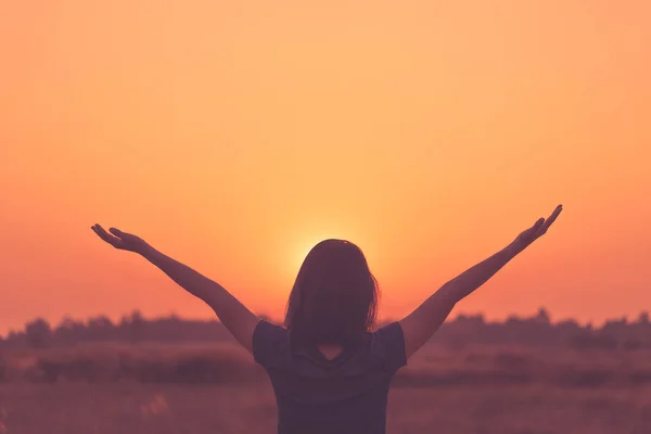 Freiheit wohlfühlen und Sommerferienerlebniskonzept. Kopie Raum der Frau heben die Hand nach oben am Reisfeld und Morgenhimmel abstrakten Hintergrund. — Stockfoto