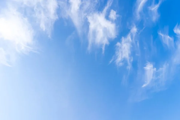 Cielo azul y nubes blancas fondo abstracto . — Foto de Stock