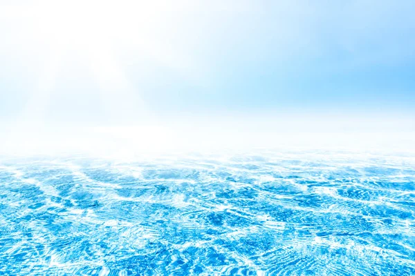 Καλοκαιρινές διακοπές υπαίθρια και ταξίδι διακοπών περιπέτεια ιδέα. Αντιγράψτε το χώρο τροπικό ωκεανό ομαλή κύμα παραλία με μπλε ουρανό και λευκό σύννεφο αφηρημένο φόντο. — Φωτογραφία Αρχείου