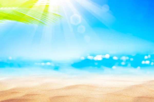 Rozmycie piękne Natura Liść zielony palm na tropikalnej plaży bokeh słońce fal świetlnych streszczenie tło. — Zdjęcie stockowe