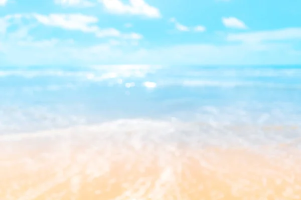 Flou plage tropicale avec bokeh soleil vague lumière fond abstrait . — Photo
