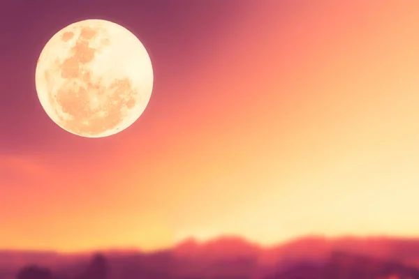 Copia lo spazio di luna piena e montagna con il tramonto crepuscolo cielo sfondo astratto . — Foto Stock