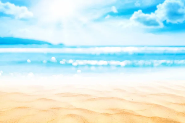 Sfocatura spiaggia tropicale con bokeh sole onda di luce sfondo astratto . — Foto Stock