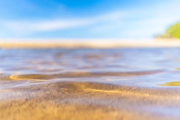 Blur praia tropical com bokeh sol onda de luz fundo abstrato . — Fotografia de Stock