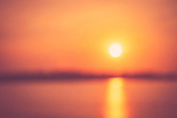 Kopie Raum von weichem Sand Meer und verschwimmen tropischen Strand mit Sonnenuntergang Himmel und Wolke abstrakten Hintergrund. — Stockfoto