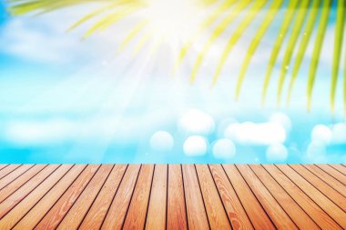 Tropik sahilde boş eski ahşap masa arka plan bokeh güneş ışık dalga ve palmiye ağacı ile bulanıklık.