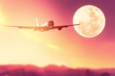 Gün batımı gökyüzü ve dolunay soyut arka plan dağ üzerinde uçan uçak.