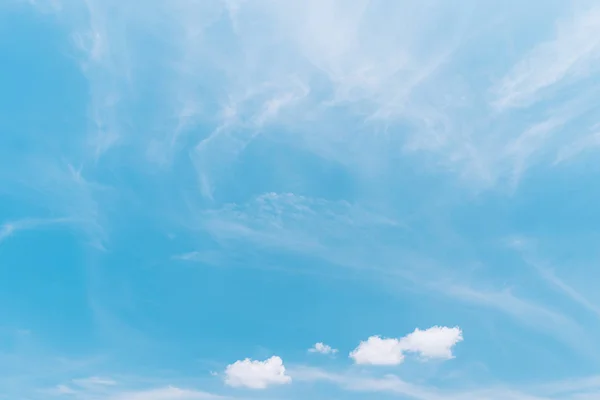 Блакитне небо і білі хмари абстрактний фон . — стокове фото