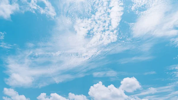 Céu azul e nuvens brancas fundo abstrato . — Fotografia de Stock