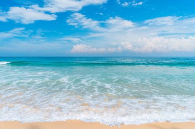 Mavi gökyüzü ve beyaz bulutlar Soyut doku arka plan ile güzel tropikal plaj. Yaz tatil ve tatil iş seyahat konsepti kopya alanı.