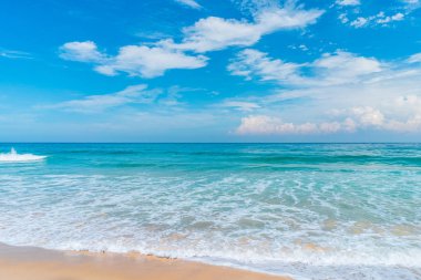 Mavi gökyüzü ve beyaz bulutlar Soyut doku arka plan ile güzel tropikal plaj. Yaz tatil ve tatil iş seyahat konsepti kopya alanı.