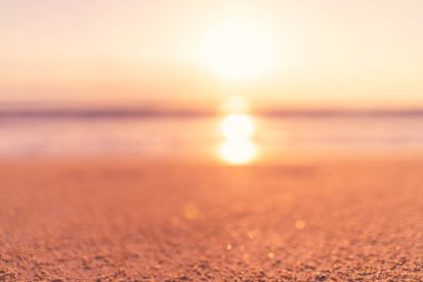 Yumuşak kum deniz kopyalama alanı ve günbatımı gökyüzü ve bulut soyut arka plan ile tropikal plaj bulanıklık.