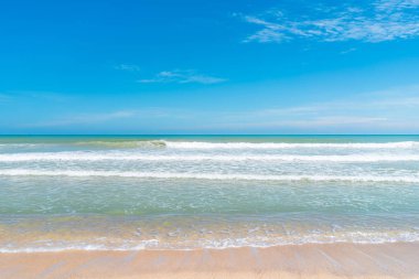 Mavi gökyüzü ve beyaz bulutlar Soyut doku arka plan ile güzel tropikal plaj. Yaz tatil ve tatil iş seyahat konsepti kopya alanı.