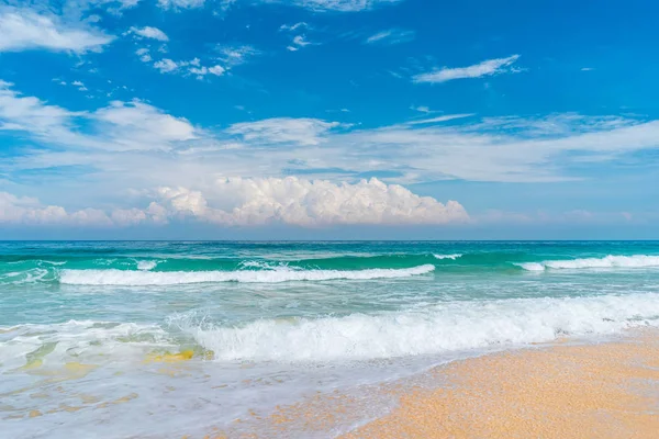 Prachtig tropisch strand met blauwe hemel en witte wolken abstracte textuur achtergrond. Kopieer ruimte van zomer vakantie en vakantie Business Travel concept. — Stockfoto