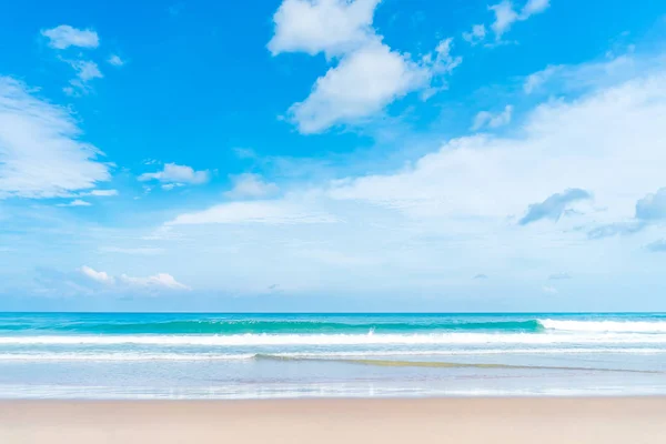 Beautiful tropical beach with blue sky and white clouds abstract texture background. Copy space of summer vacation and holiday business travel concept. — Stock Photo, Image