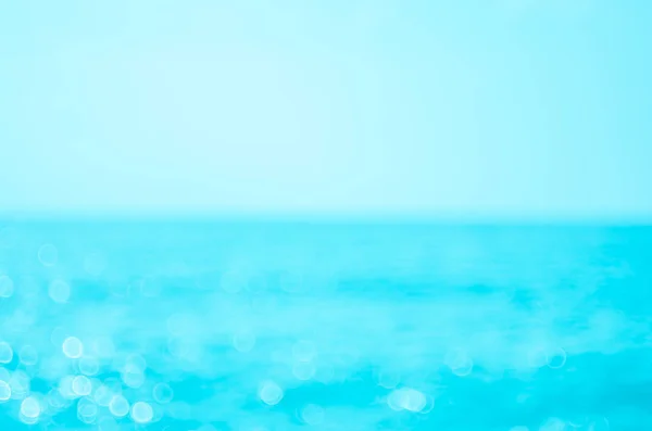 Blur praia tropical com bokeh sol onda de luz fundo abstrato . — Fotografia de Stock