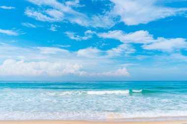 Mavi gökyüzü ve beyaz bulutlar Soyut doku arka plan ile güzel tropikal plaj. Yaz tatil ve tatil iş seyahat konsepti kopya alanı.
