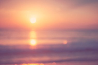 Yumuşak kum deniz kopyalama alanı ve günbatımı gökyüzü ve bulut soyut arka plan ile tropikal plaj bulanıklık.