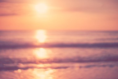 Yumuşak kum deniz kopyalama alanı ve günbatımı gökyüzü ve bulut soyut arka plan ile tropikal plaj bulanıklık.