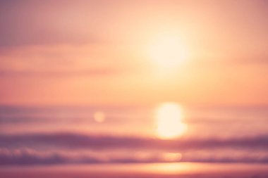 Yumuşak kum deniz kopyalama alanı ve günbatımı gökyüzü ve bulut soyut arka plan ile tropikal plaj bulanıklık.