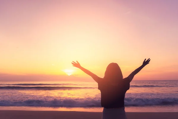 Copierea spațiului femeii se ridică mână în sus pe cerul apusului de soare la plajă și fundal insulă . — Fotografie, imagine de stoc