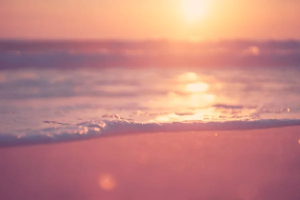 Kopie Raum von weichem Sand Meer und verschwimmen tropischen Strand mit Sonnenuntergang Himmel und Wolke abstrakten Hintergrund. — Stockfoto