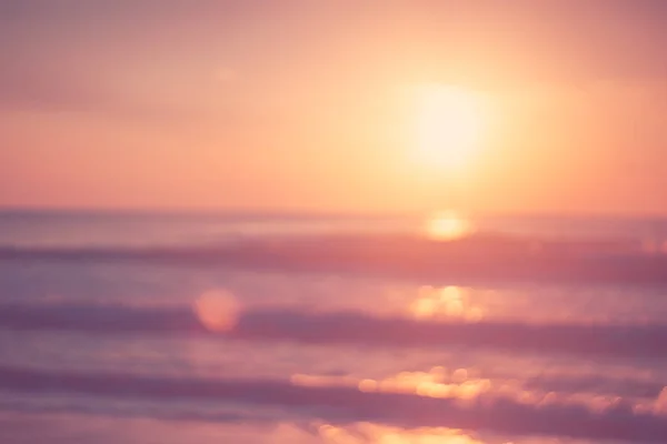 夕日の空と雲の抽象的な背景と柔らかい砂海とぼかし熱帯のビーチのコピースペース. — ストック写真