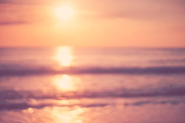 夕日の空と雲の抽象的な背景と柔らかい砂海とぼかし熱帯のビーチのコピースペース. — ストック写真
