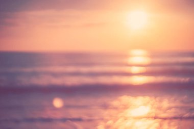 Yumuşak kum deniz kopyalama alanı ve günbatımı gökyüzü ve bulut soyut arka plan ile tropikal plaj bulanıklık.