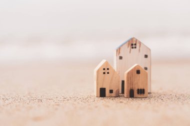 Gün batımı plaj kum doku arka plan küçük ev modeli. 
