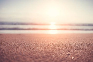 Yumuşak kum deniz kopyalama alanı ve günbatımı gökyüzü ve bulut soyut arka plan ile tropikal plaj bulanıklık.