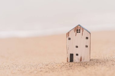 Gün batımı plaj kum doku arka plan küçük ev modeli. 