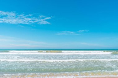 Mavi gökyüzü ve beyaz bulutlar Soyut doku arka plan ile güzel tropikal plaj. Yaz tatil ve tatil iş seyahat konsepti kopya alanı.