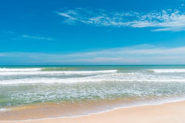 Mavi gökyüzü ve beyaz bulutlar Soyut doku arka plan ile güzel tropikal plaj. Yaz tatil ve tatil iş seyahat konsepti kopya alanı.