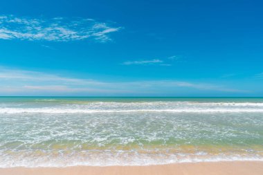 Mavi gökyüzü ve beyaz bulutlar Soyut doku arka plan ile güzel tropikal plaj. Yaz tatil ve tatil iş seyahat konsepti kopya alanı.