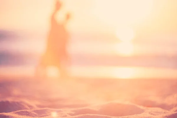 Kopie Raum von weichem Sand Meer und verschwimmen tropischen Strand mit Sonnenuntergang Himmel und Wolke abstrakten Hintergrund. — Stockfoto