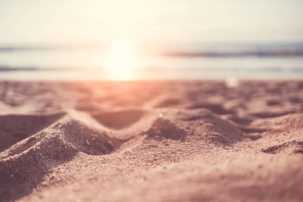 Kopie Raum von weichem Sand Meer und verschwimmen tropischen Strand mit Sonnenuntergang Himmel und Wolke abstrakten Hintergrund. — Stockfoto