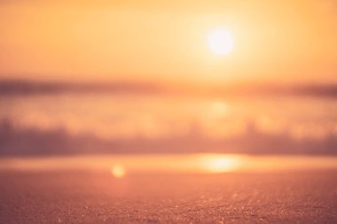 Yumuşak kum deniz kopyalama alanı ve günbatımı gökyüzü ve bulut soyut arka plan ile tropikal plaj bulanıklık.