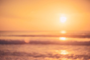 Yumuşak kum deniz kopyalama alanı ve günbatımı gökyüzü ve bulut soyut arka plan ile tropikal plaj bulanıklık.