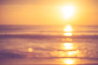 Yumuşak kum deniz kopyalama alanı ve günbatımı gökyüzü ve bulut soyut arka plan ile tropikal plaj bulanıklık.