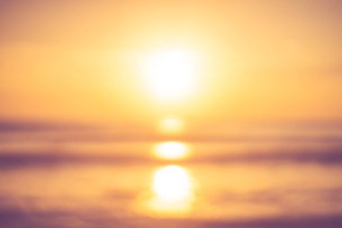 Yumuşak kum deniz kopyalama alanı ve günbatımı gökyüzü ve bulut soyut arka plan ile tropikal plaj bulanıklık.