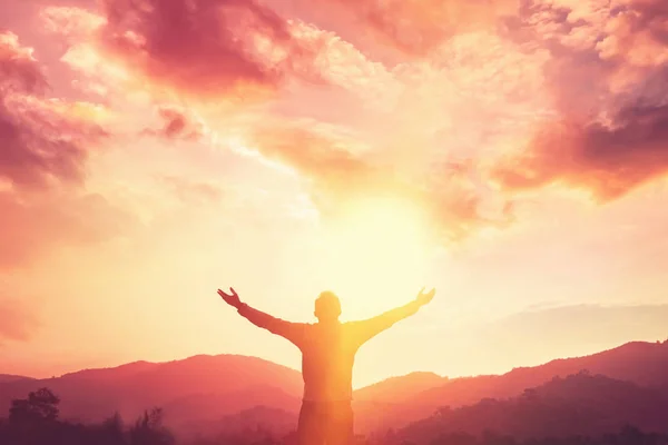 Copiar el espacio del hombre levantarse mano en la cima de la montaña y la puesta del sol cielo fondo abstracto . — Foto de Stock