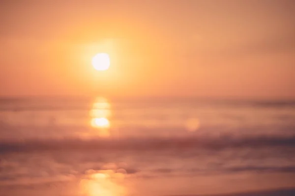 Αντιγράψτε το χώρο της άμμου θάλασσα και θολώνουν τροπική παραλία με το ηλιοβασίλεμα και σύννεφο αφηρημένο φόντο. — Φωτογραφία Αρχείου
