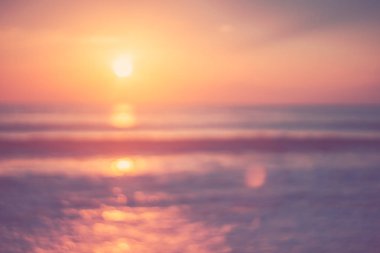 Yumuşak kum deniz kopyalama alanı ve günbatımı gökyüzü ve bulut soyut arka plan ile tropikal plaj bulanıklık.