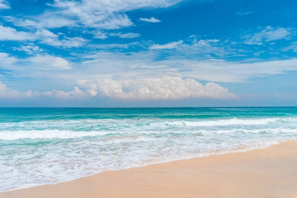 Mavi gökyüzü ve beyaz bulutlar Soyut doku arka plan ile güzel tropikal plaj. Yaz tatil ve tatil iş seyahat konsepti kopya alanı. — Stok fotoğraf