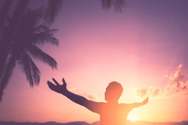 Kopie Raum des Menschen heben die Hand auf Sonnenuntergang Himmel am Strand und Insel mit Palme abstrakten Hintergrund. — Stockfoto