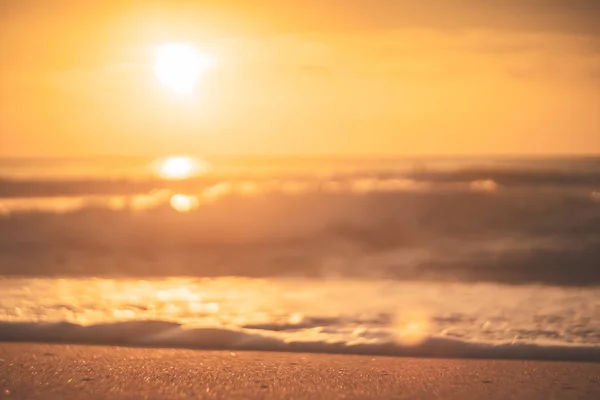 Kopieer de ruimte van zachte zand zee en vervaag tropisch strand met Sunset Sky en Cloud abstract background. — Stockfoto