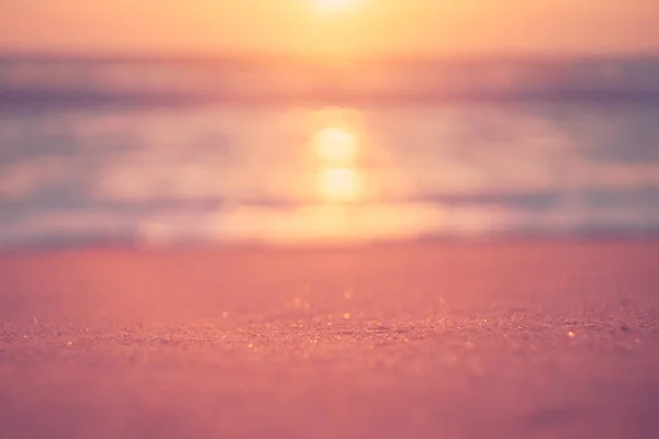 Kopie Raum von weichem Sand Meer und verschwimmen tropischen Strand mit Sonnenuntergang Himmel und Wolke abstrakten Hintergrund. — Stockfoto