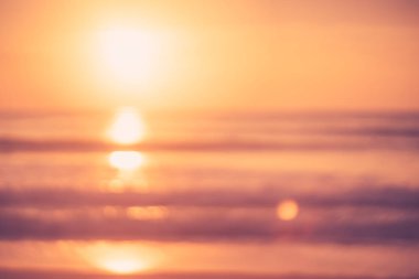 Yumuşak kum deniz kopyalama alanı ve günbatımı gökyüzü ve bulut soyut arka plan ile tropikal plaj bulanıklık.